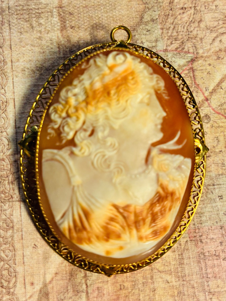 Exceptional Antique Solid 10k Large Shell Cameo Brooch/Pendant